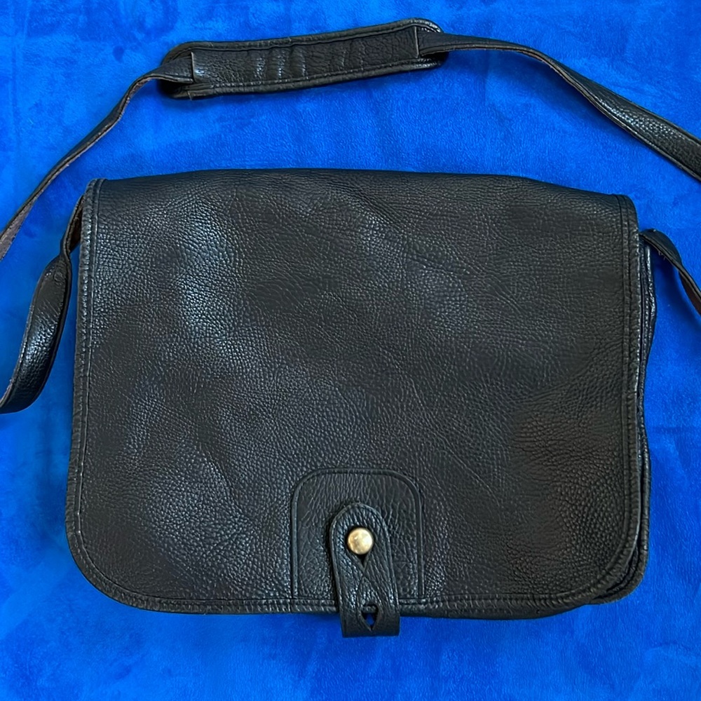 Vintage 1980s Johnny Farah Large Black Pebbled Leather Messenger Bag.